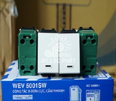 CÔNG TẮC ĐƠN 1 CHIỀU PANASONIC WIDE - WEV5001SW ( 10 cái hộp/hạt lớn )