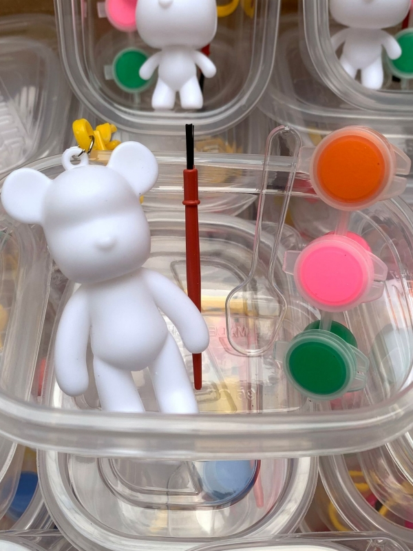 Móc Khóa Nhựa Trắng Nhiều Hình Gấu Bearbrick, Thỏ Bunny Phụ kiện Đổ Loang Màu