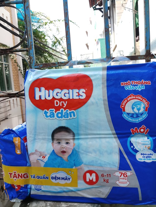 [TẶNG 6 TÃ QUẦN] TÃ DÁN HUGGIES MẪU MỚI M76 MIẾNG
