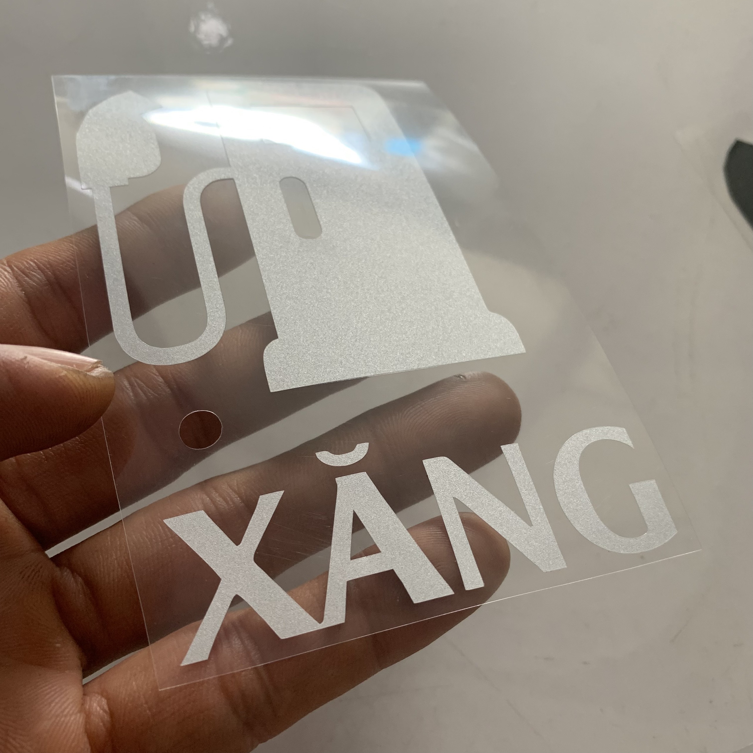 Miếng dán nắp bình xăng, dầu, trang trí xe ô tô
