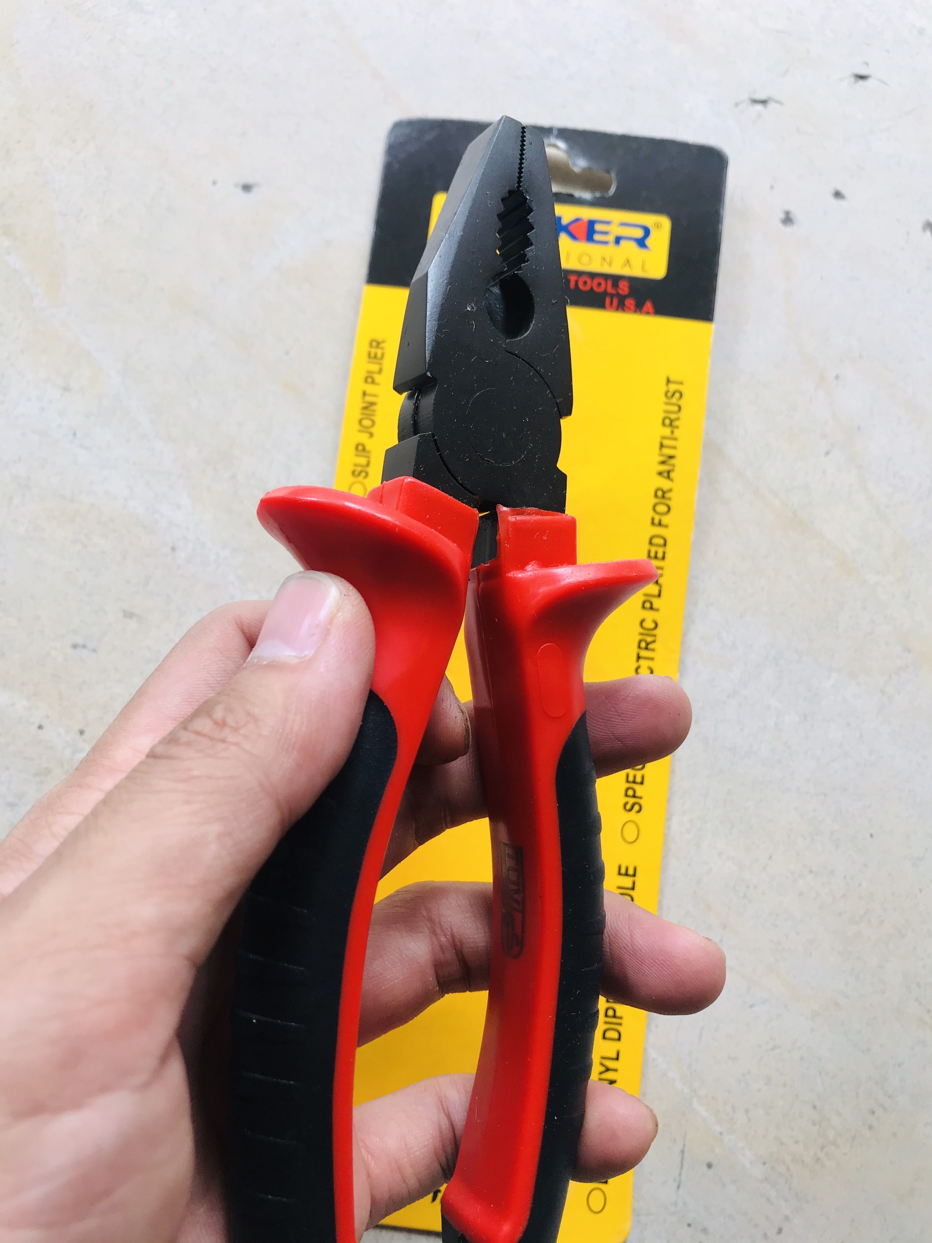 Kìm điện 7" đen đỏ BARKER