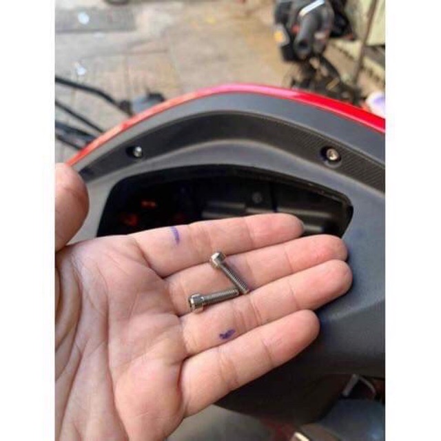 2 con Ốc 4li15 đầu trụ gắn nắp dầu tất cả các loại xe titan gr5 , trang trí vào na chim