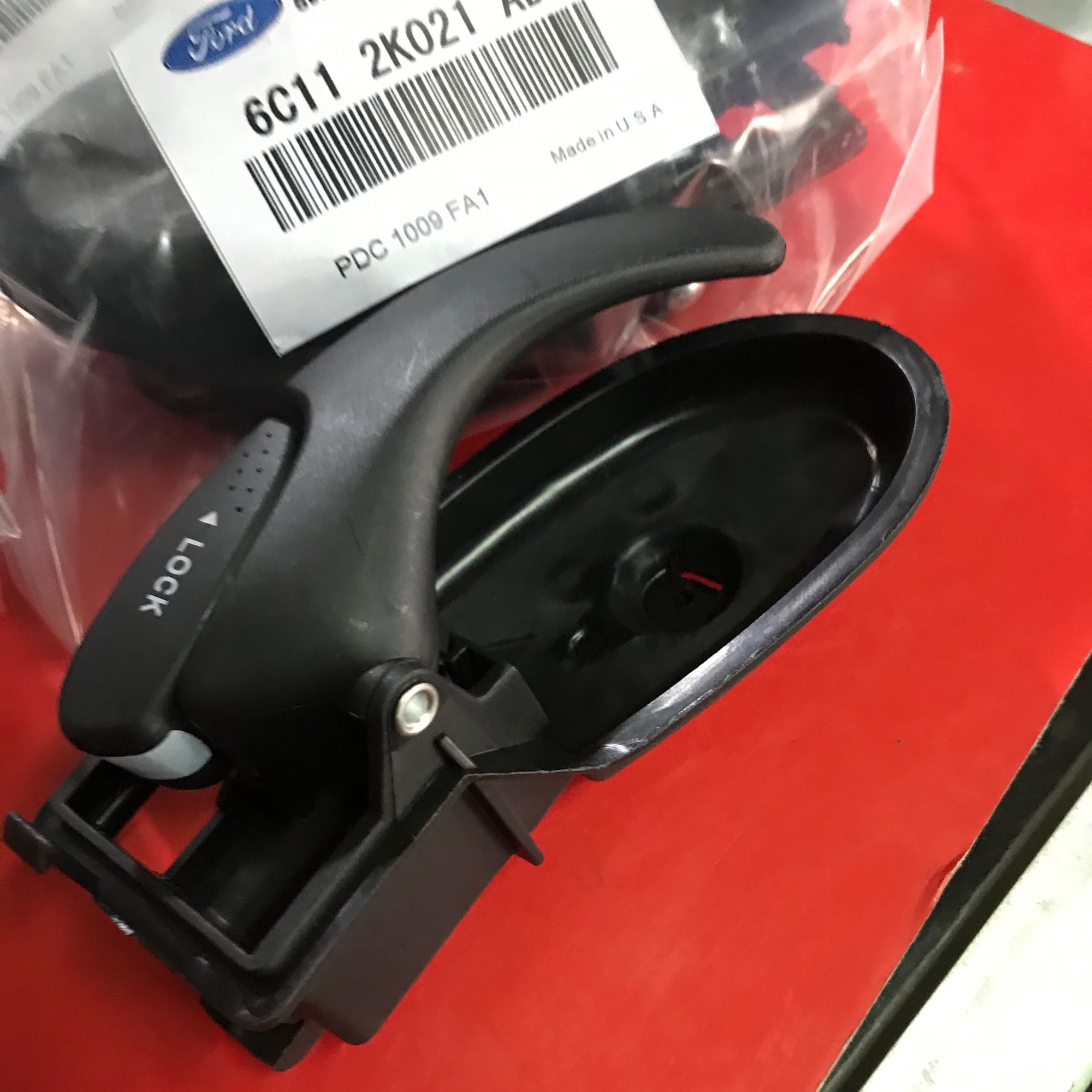 Tay mở cửa trước trong xe Ford Transit bên L