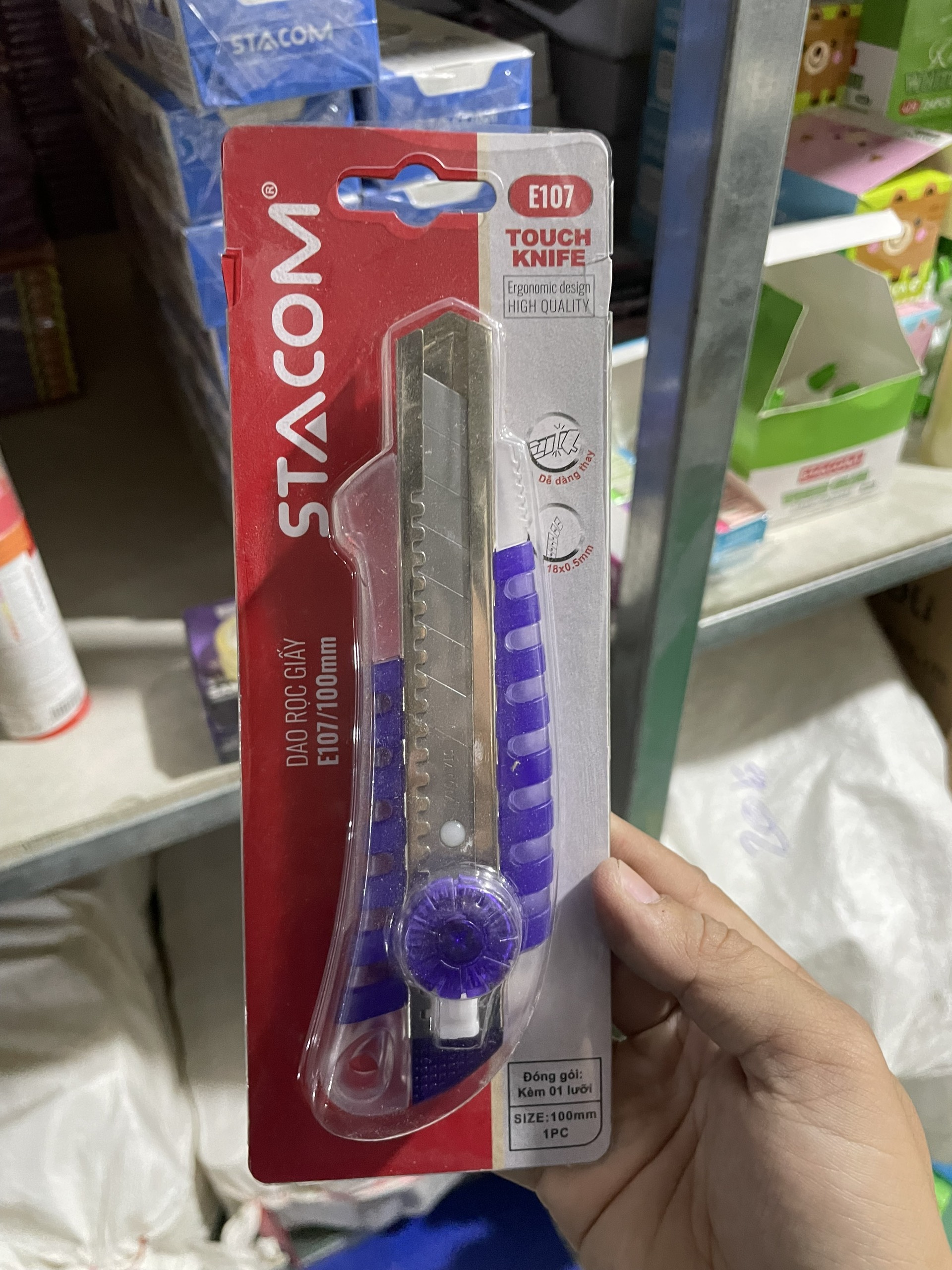 (1 Cây) Dao Rọc Giấy Loại Lớn Thân Trong - Stacom - E107