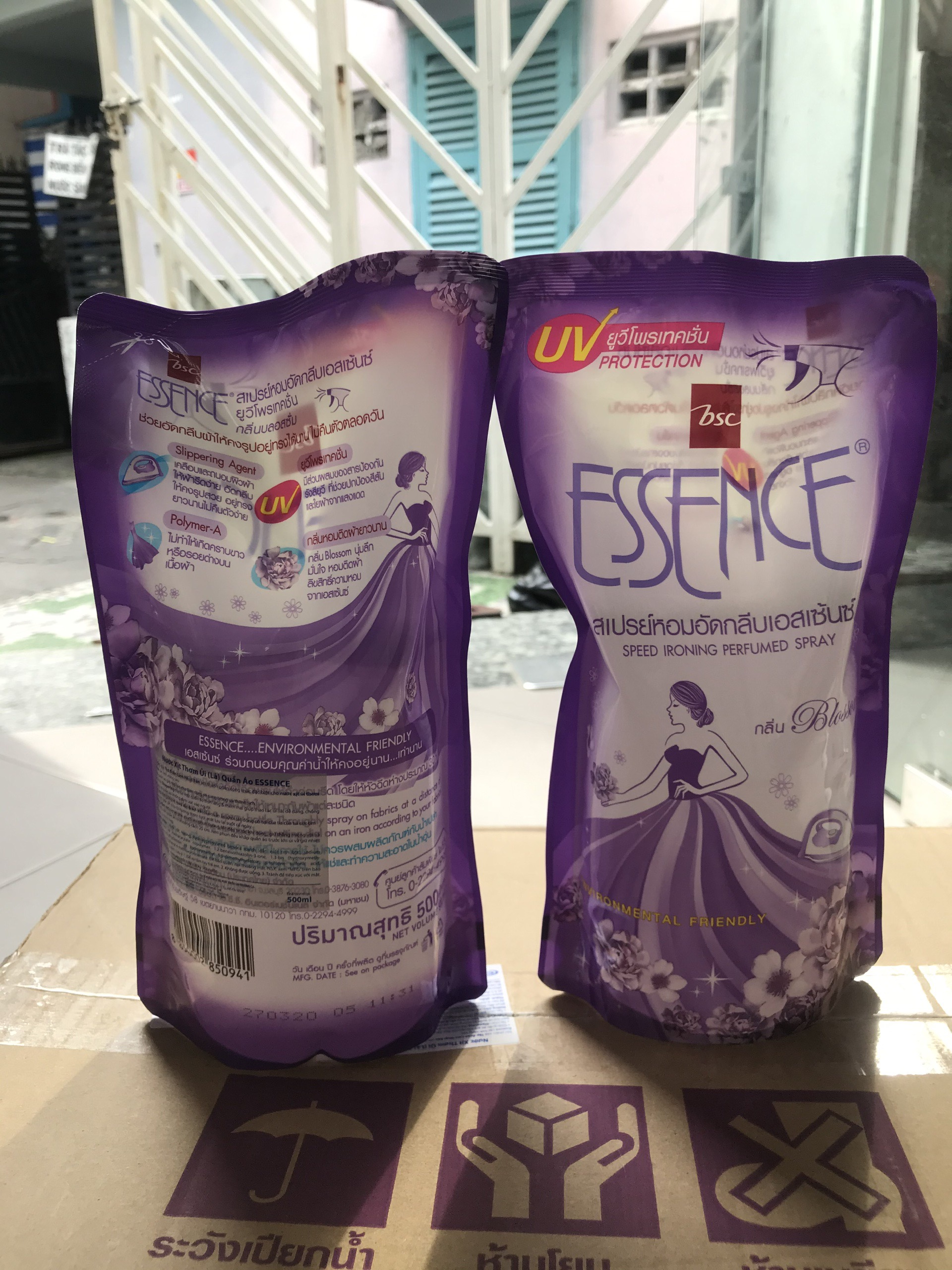 [HCM]Xịt ủi thơm quần áo Essence bịch 500ml