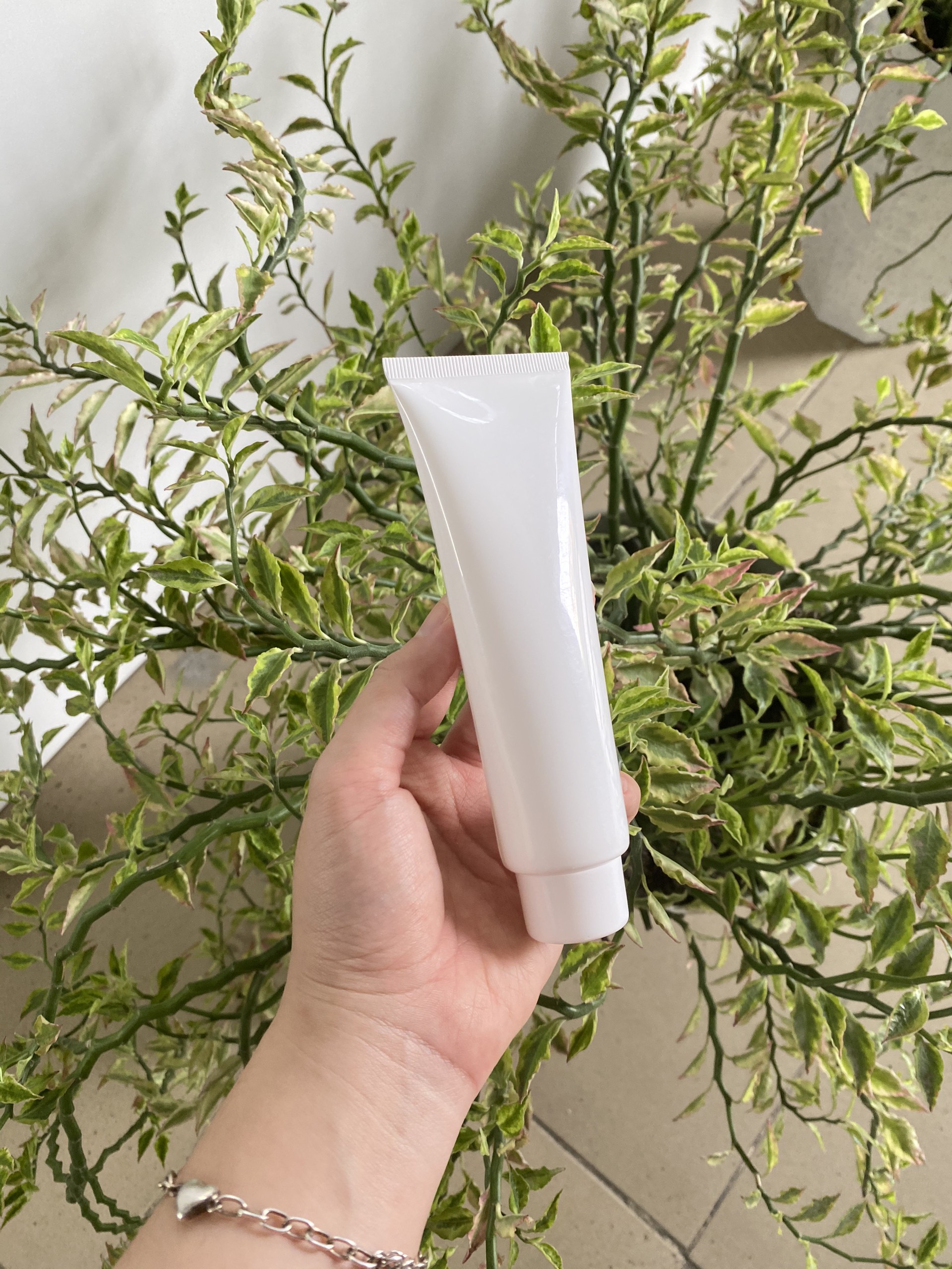 Tuýp nhựa nền trắng 100ml (Fi35) (Bộ nắp vặn và vòi)