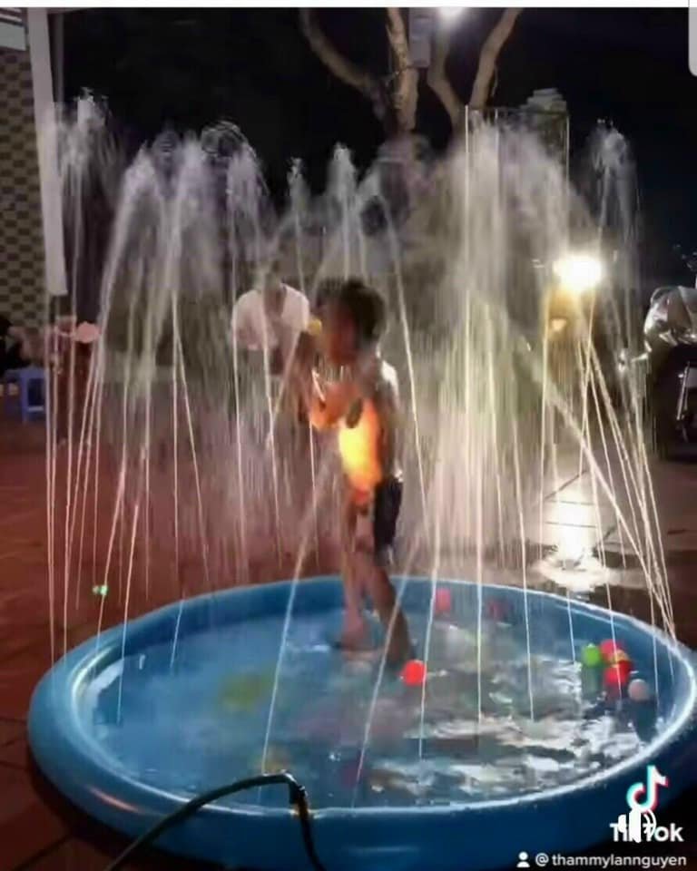 Hồ Bơi Phao Tròn Phun Nước Cho Bé