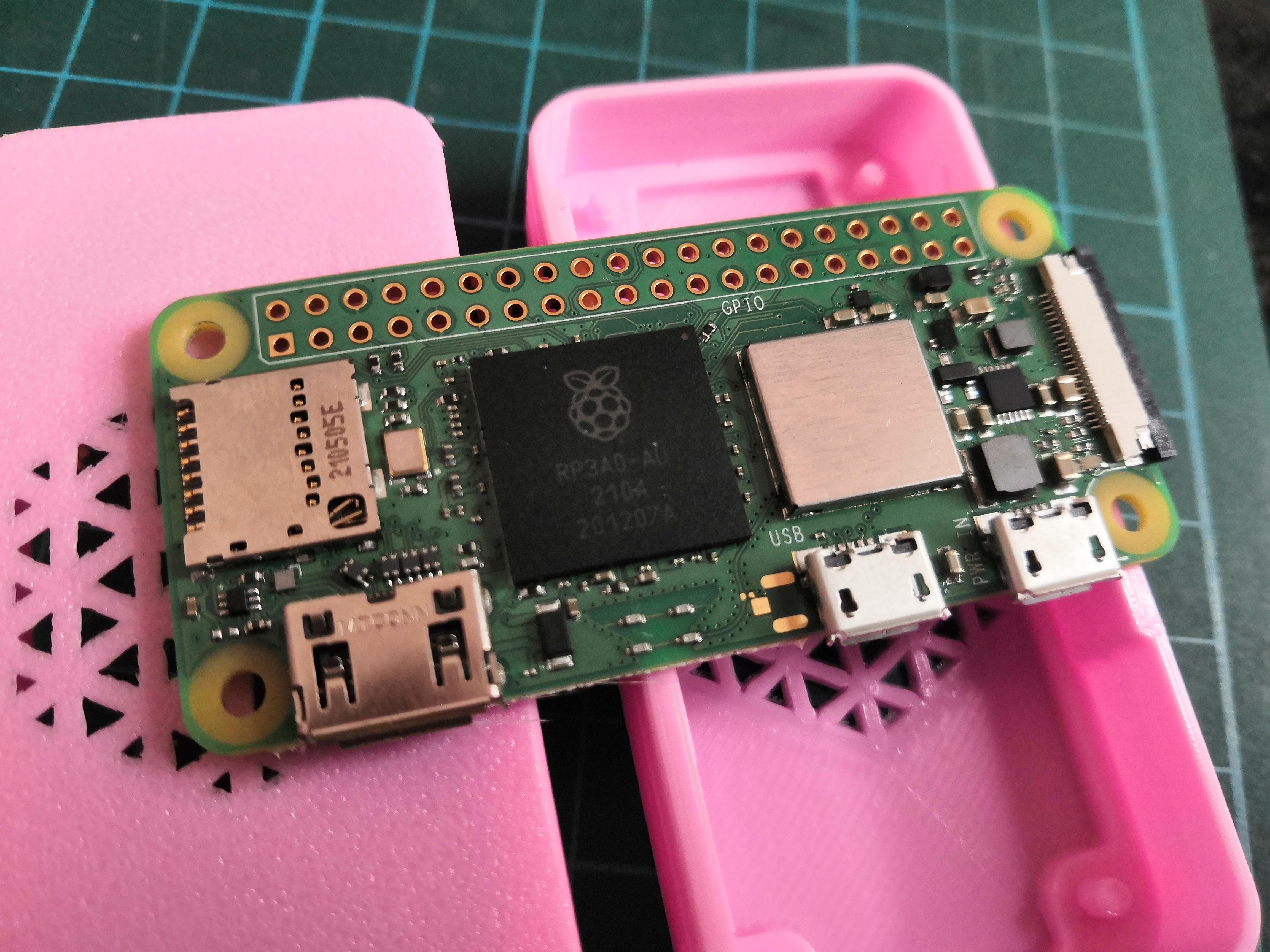 Raspberry Pi Zero 2 W (chưa hàn header) và WCH (đã hàn sẵn header có màu)
