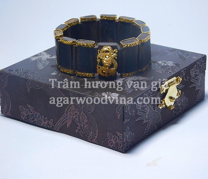vòng tay trầm hương bọc vàng