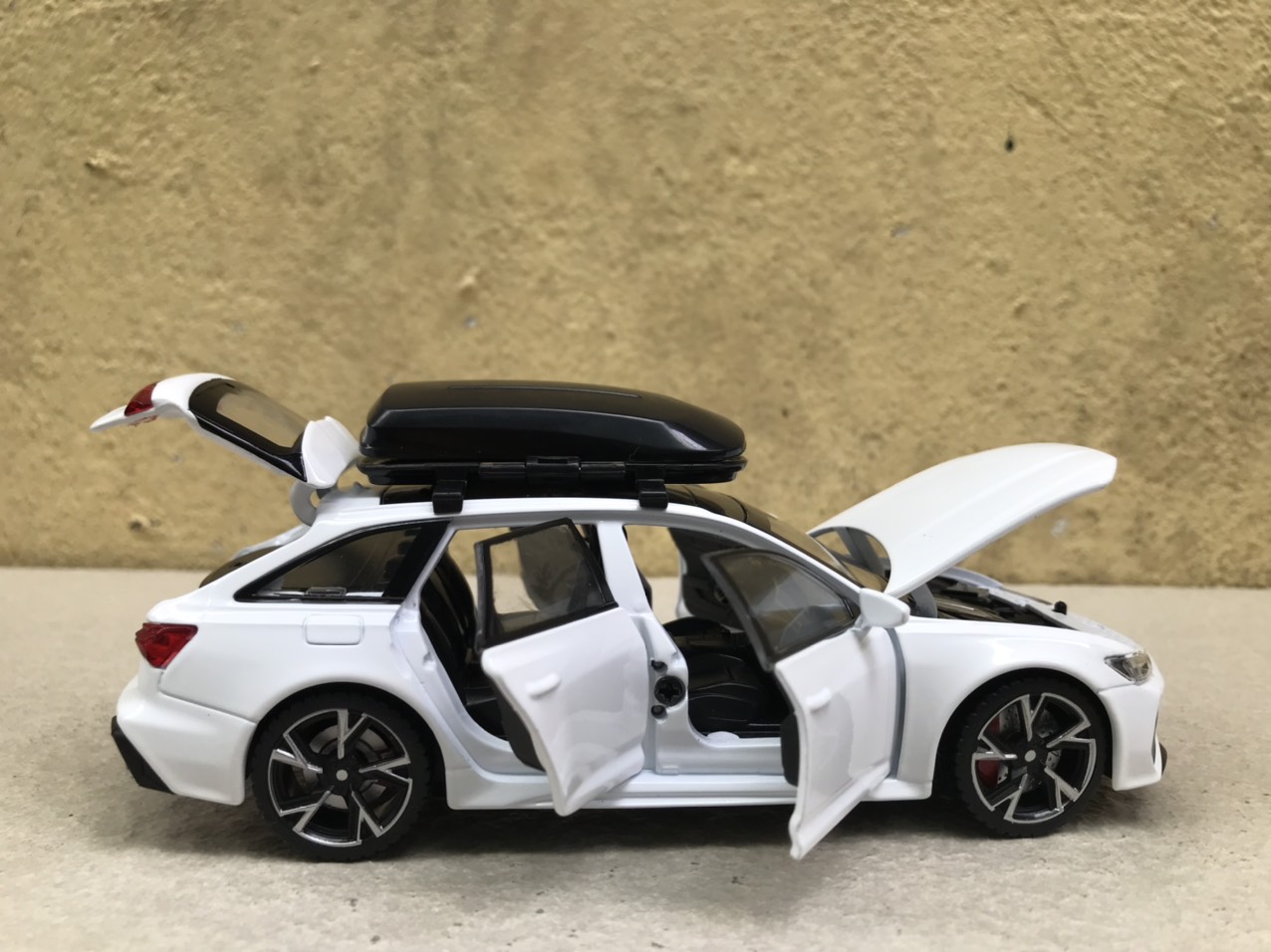 Mô hình xe AUDI RS6 2024 - 1:32