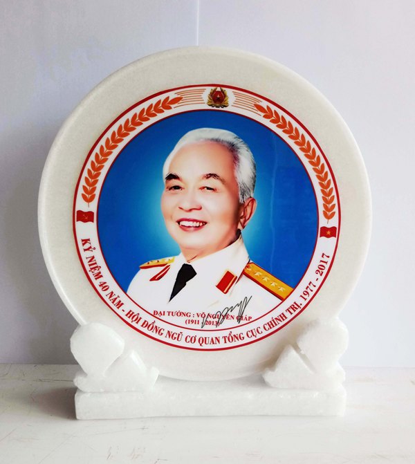 Ảnh Bác Hồ Ngồi Ghế Mây (25cm)