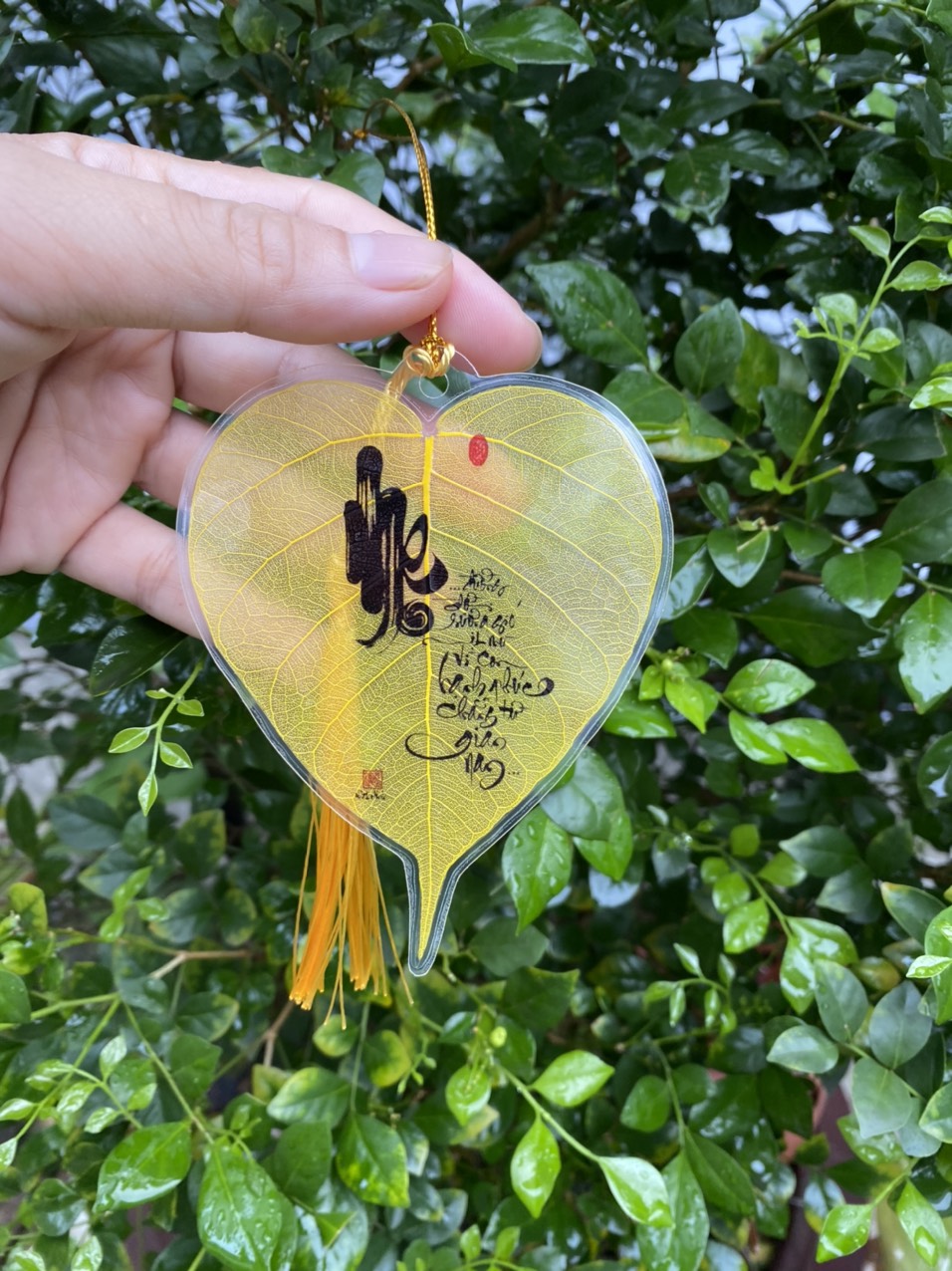 [Hàng chất lượng] Lá Bồ  đề in chữ Thư pháp tuyệt đẹp - MẸ - Màu trắng hoặc vàng.