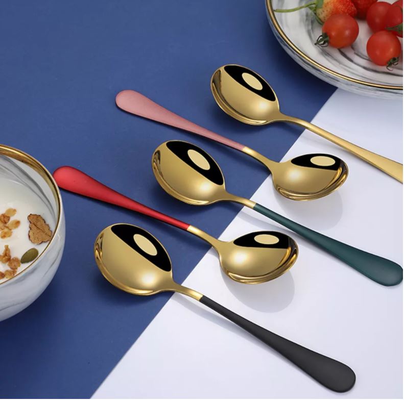 Set 3 thìa mạ vàng chất liệu inox chống han gỉ sang trọng.