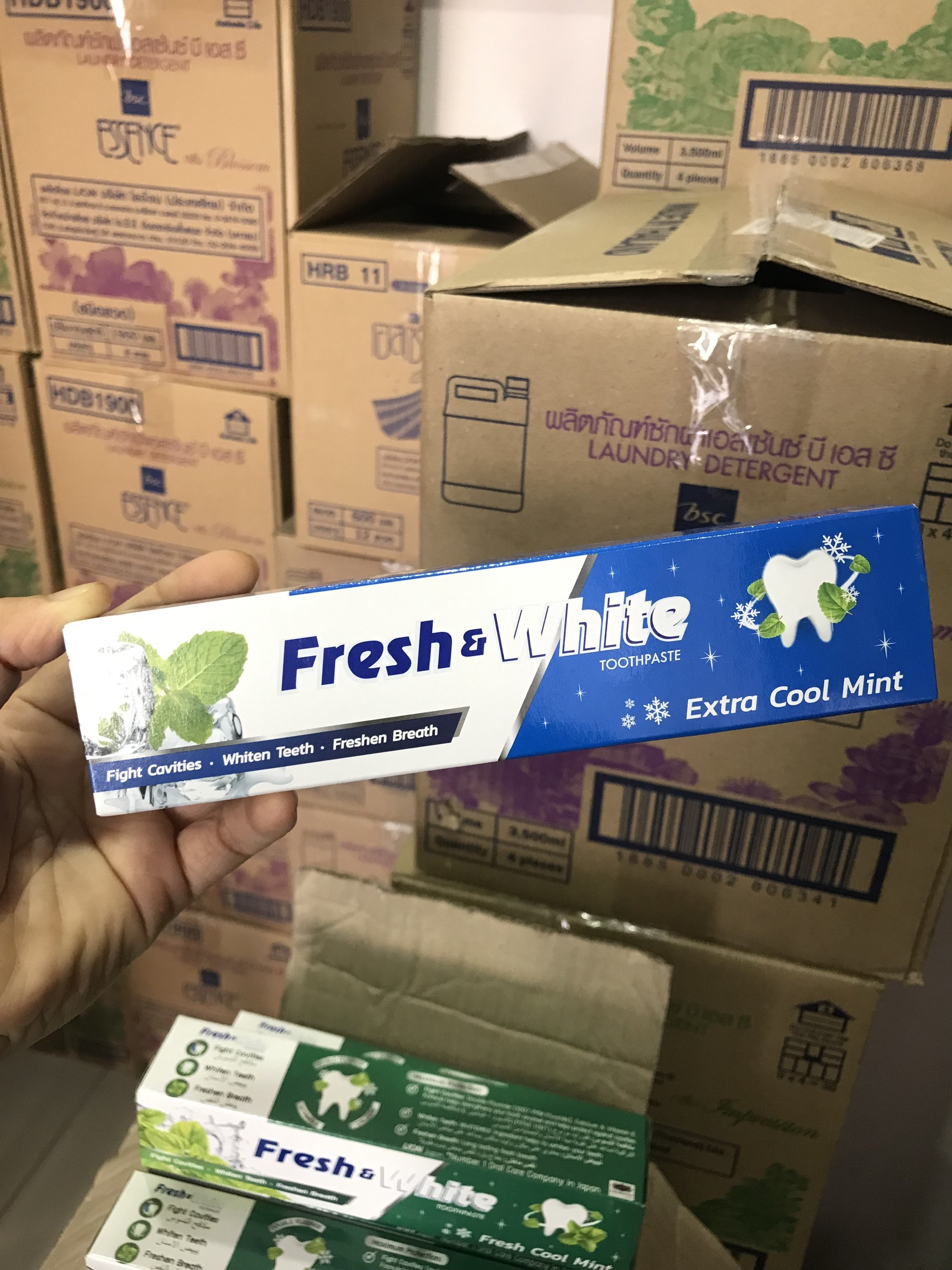 [HCM]Kem đánh răng Fresh&White 160g Thailand