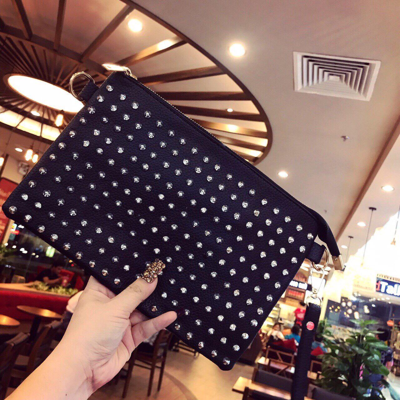 Clutch Louboutin đinh nhọn thời trang