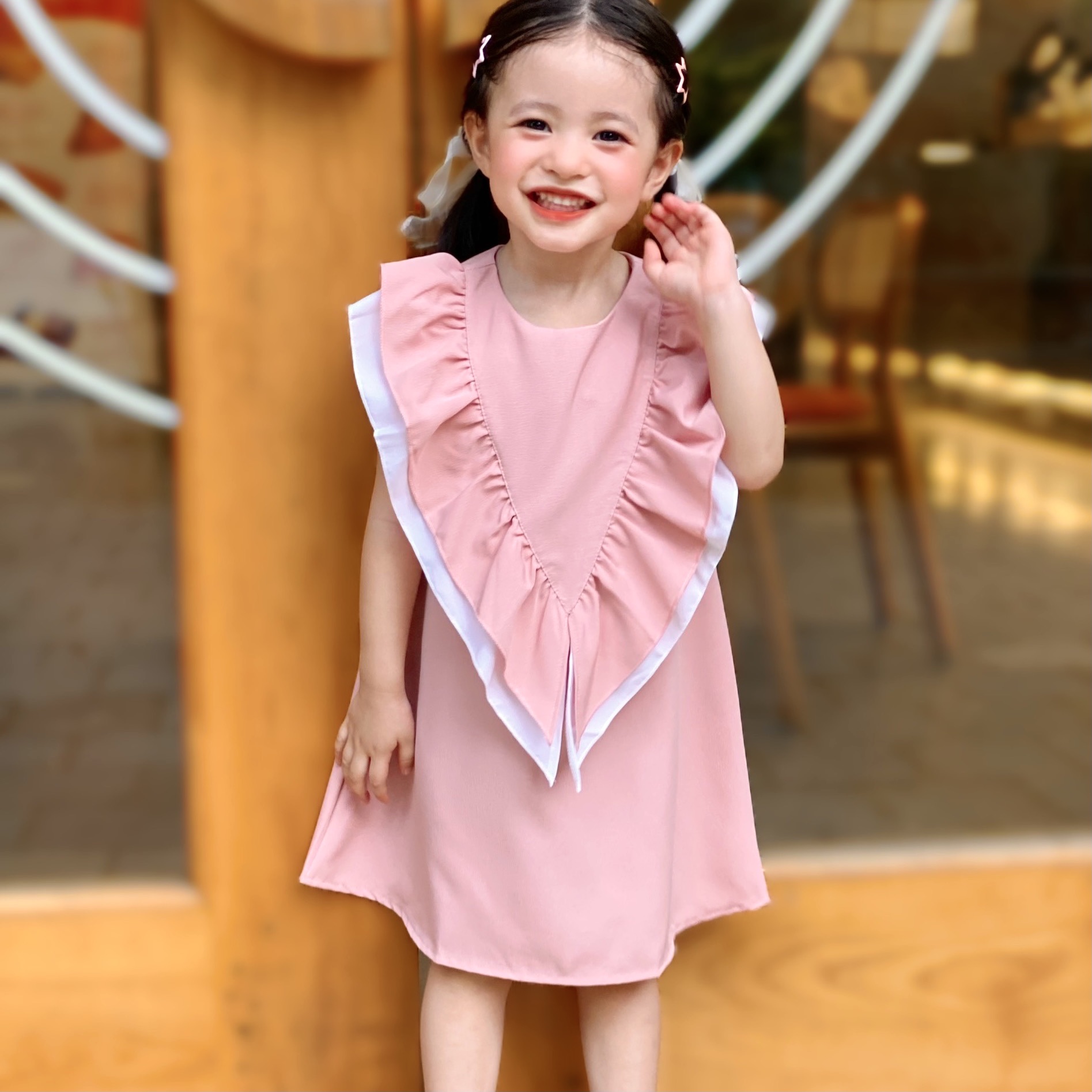 Đầm đỏ cổ tim ngắn tay, chân váy xếp ly