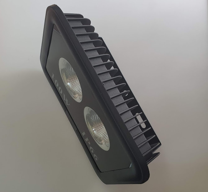 Đèn pha LED 100W 12V 2 mắt led lắp ngoài trời Ip66