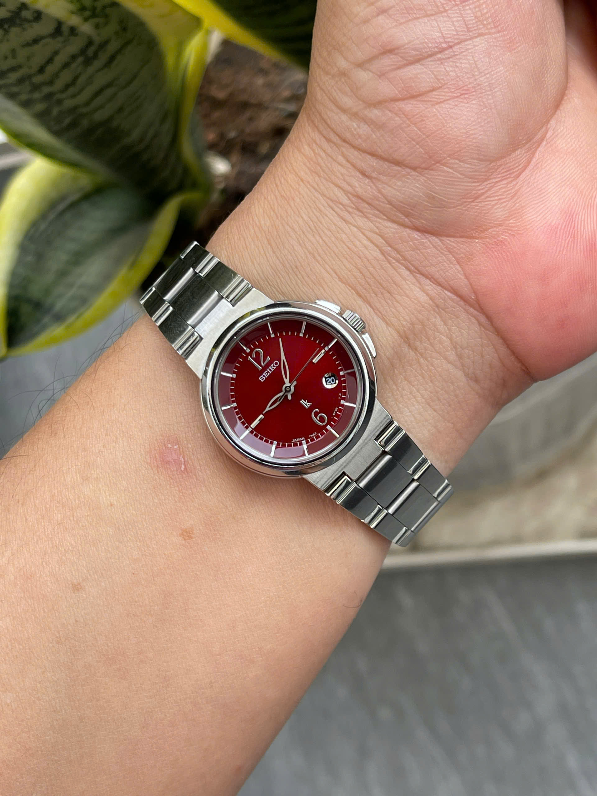 Đồng hồ nữ Seiko LK mặt hồng nhạt kính saphia chạy pin hàng Si