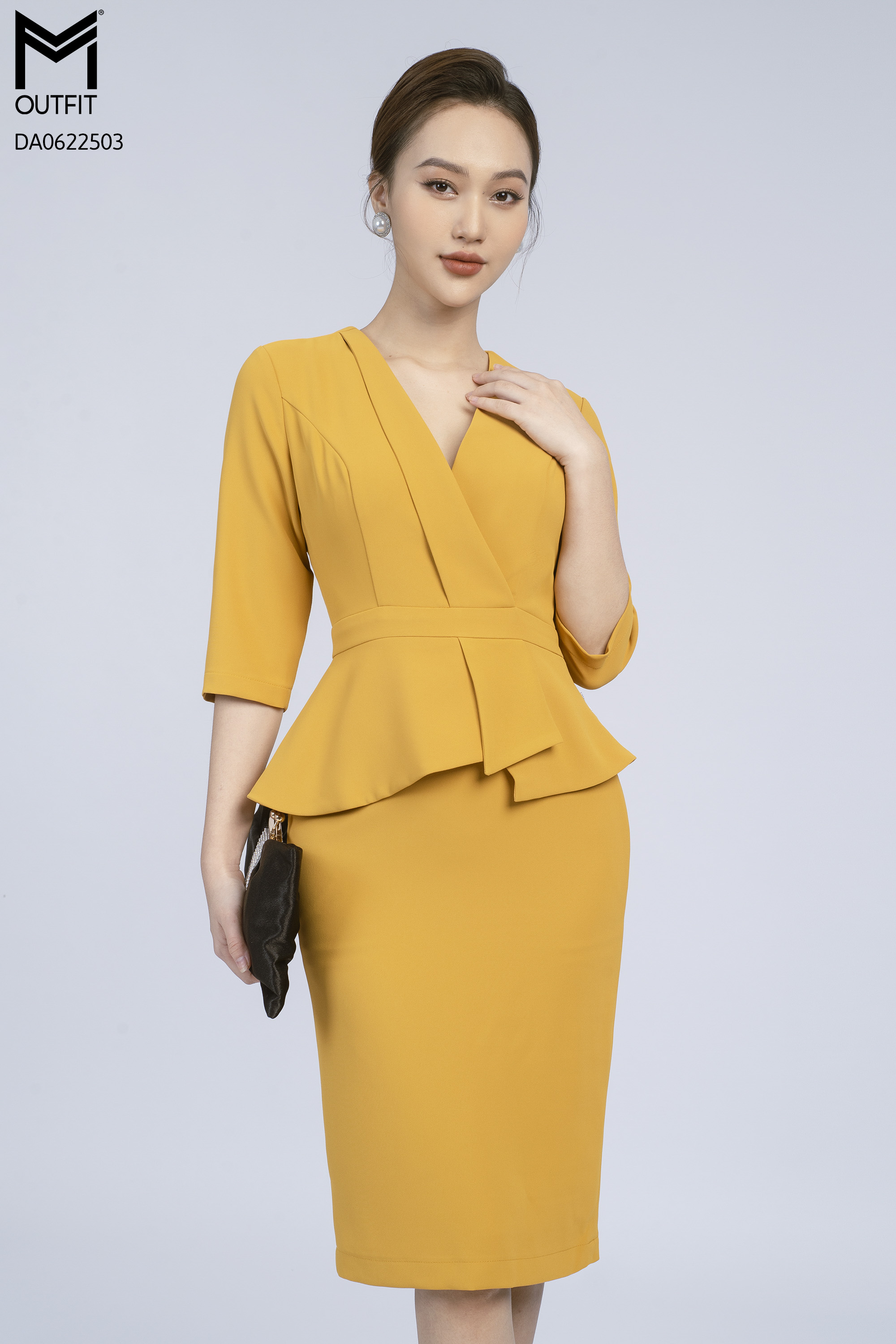 Đầm dáng ôm, tà bong, cổ V tay lửng - Mmoutfit