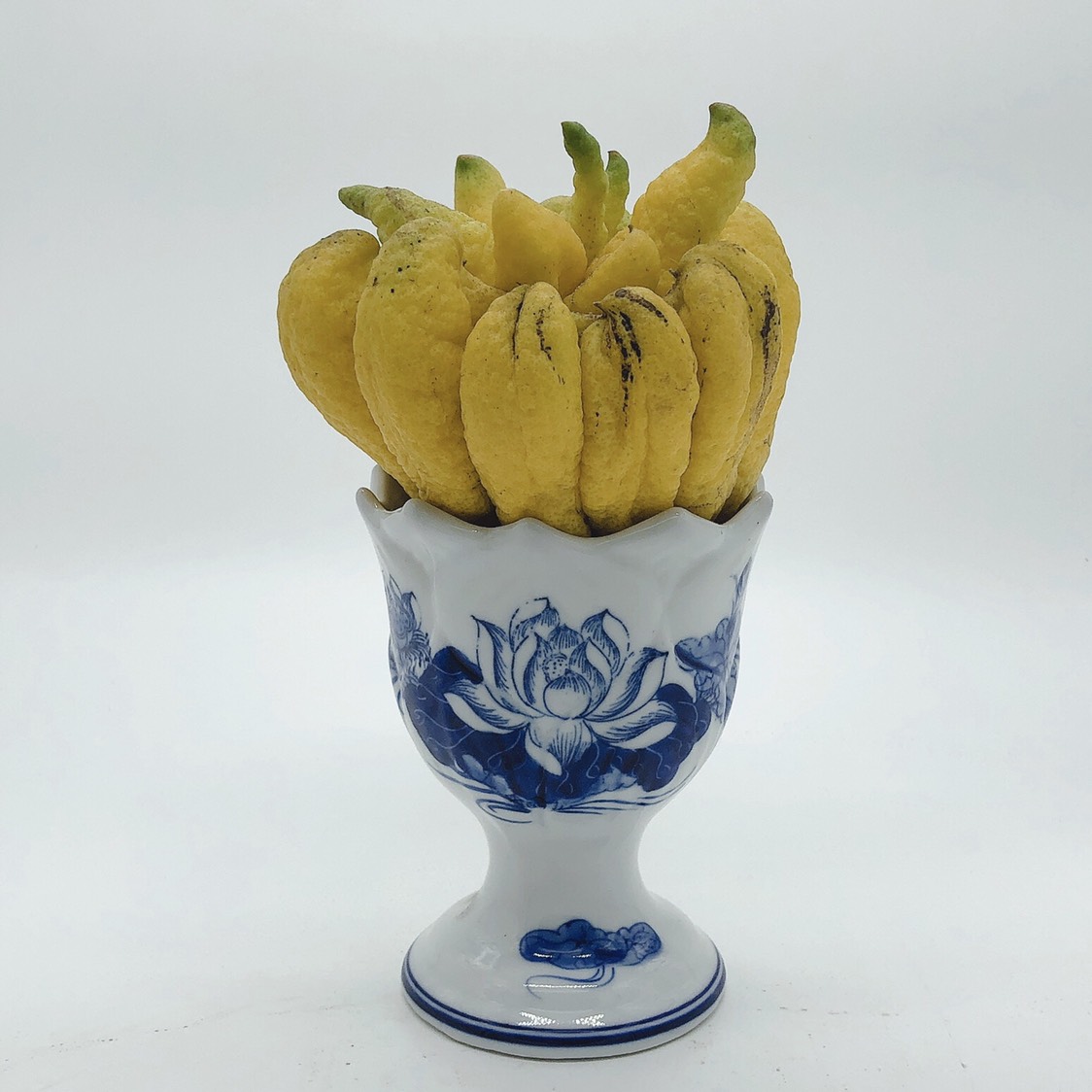 Ly đựng phật thủ xanh lam trên bàn thờ - đồ thờ cúng