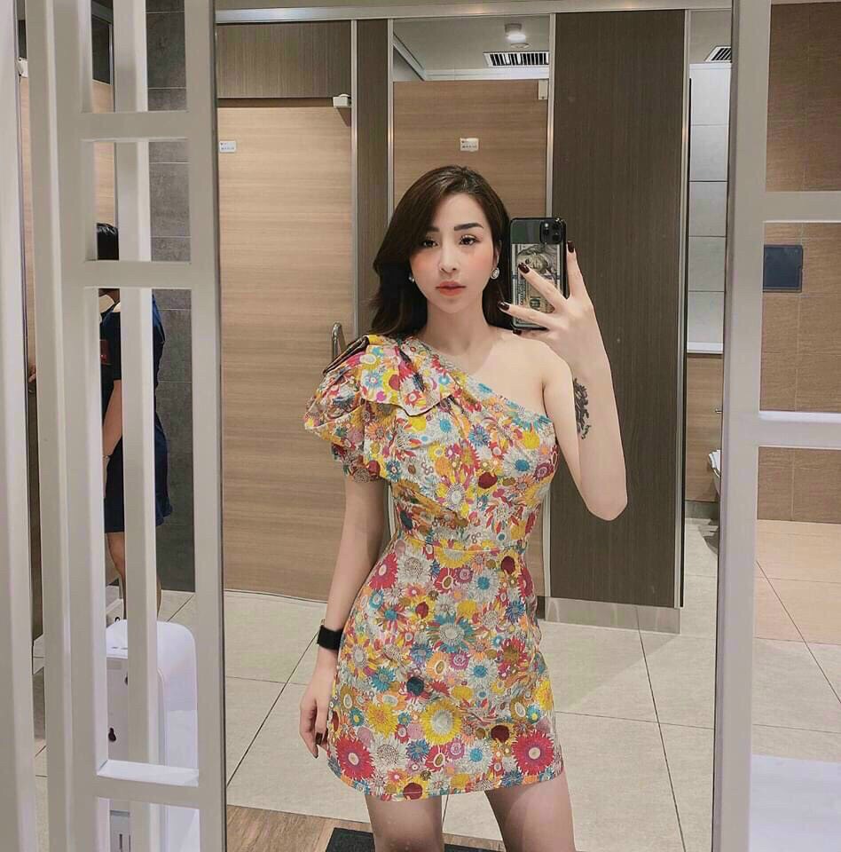 Đầm xòe lệch vai kết nơ họa tiết hoa lá