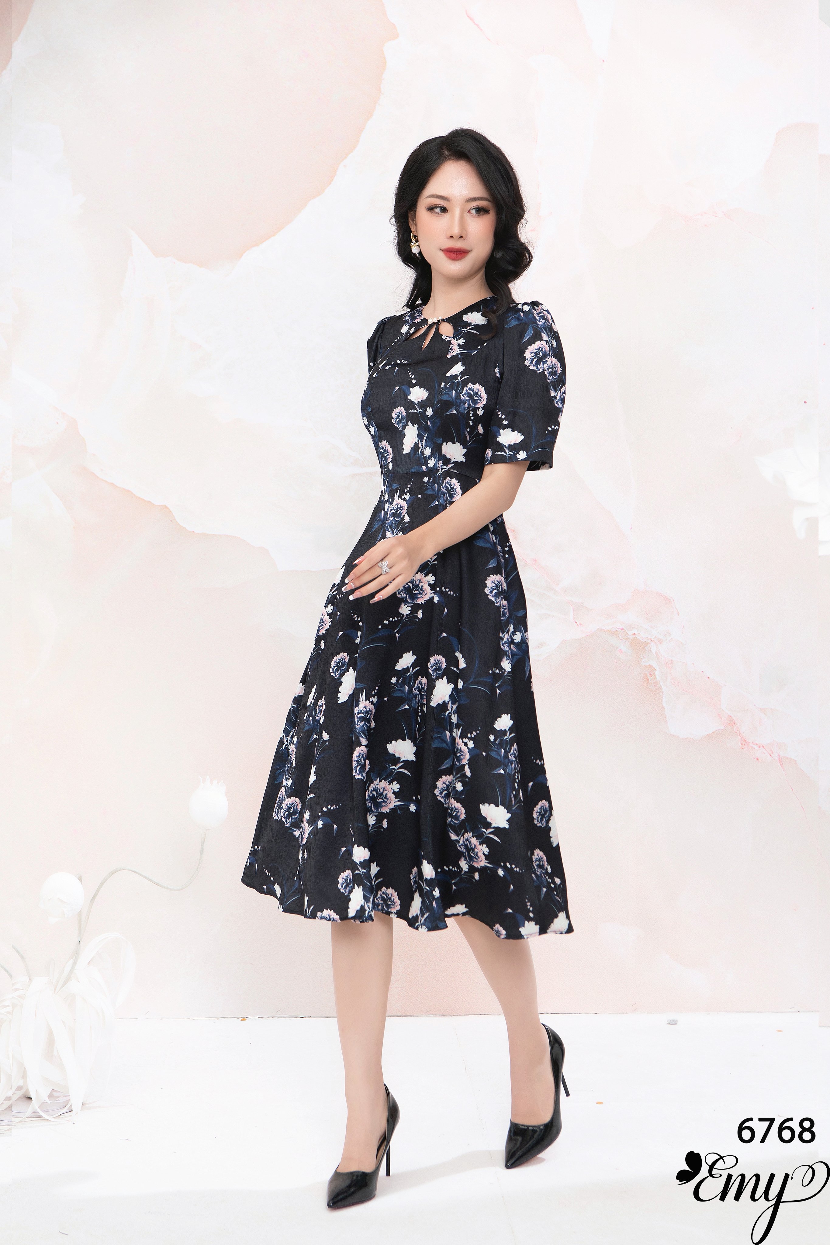 Đầm EMY EM6768 Xoè Cổ Tròn Khoét Giọt Nước