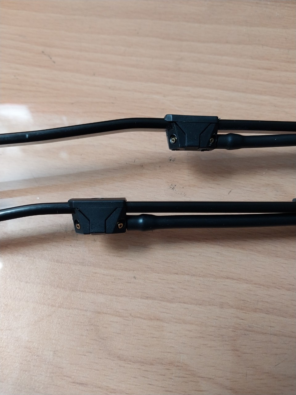 CẦN SẮT GẠT MƯA MERCEDES SPRINTER 16 CHỖ