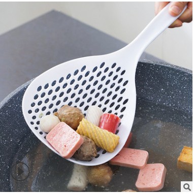 Muôi nhựa thủng vớt đồ ăn lẩu