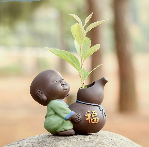 Tượng chú tiểu và chậu gốm cầu phúc