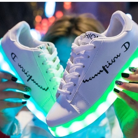 (GIÀY PHÁT SÁNG) Màu Trắng Họa Tiết Chữ Hàn phát sáng 7 màu 8 chế độ đèn led độc đáo kèm sạc (cho nam và nữ)