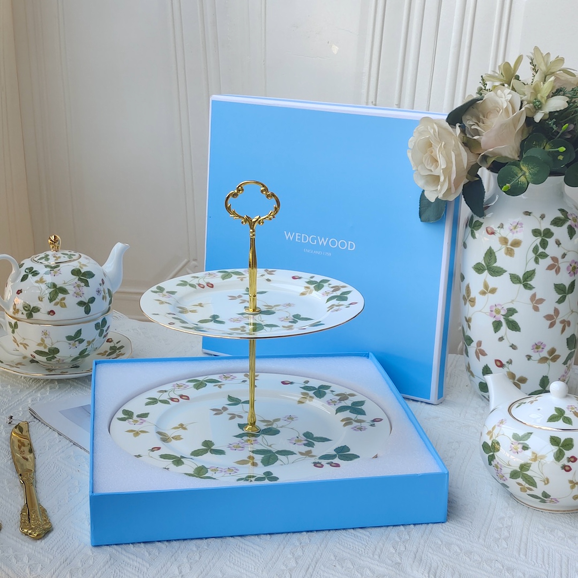 Wild Strawberry Two-Tier Cake Stand Wedgwood Collection.