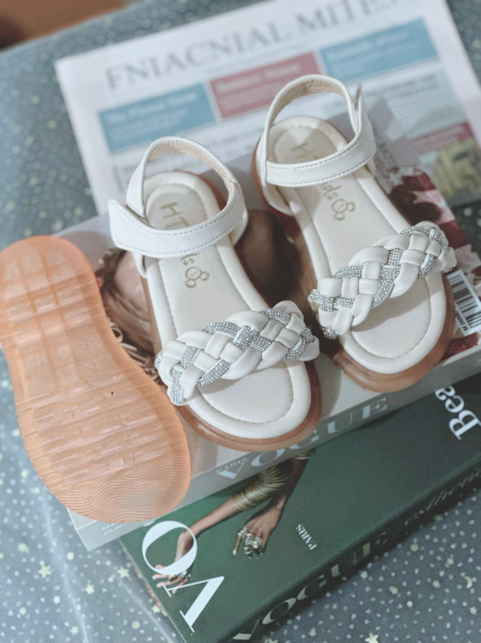 Dép sandal cho bé gái xoắn dây đá đế đốc siêu mềm (phom chuẩn)