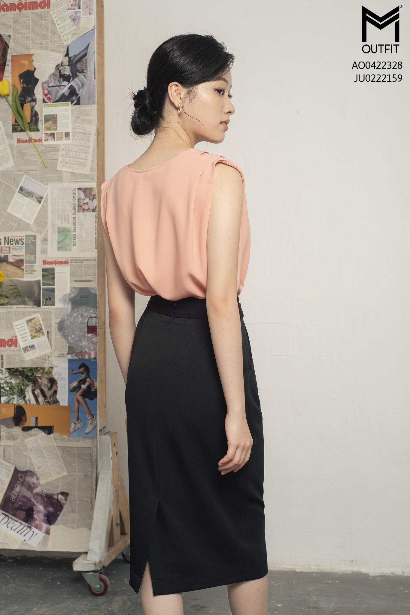 Áo sơ mi sát nách, cổ V bèo thời trang MMoutfit