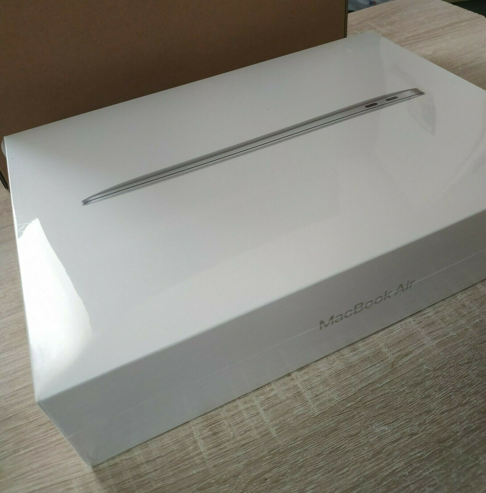 Brand New AppleMacBook Air 13" M1 chip (256 Go SSD, 8 Go RAM) - Silver