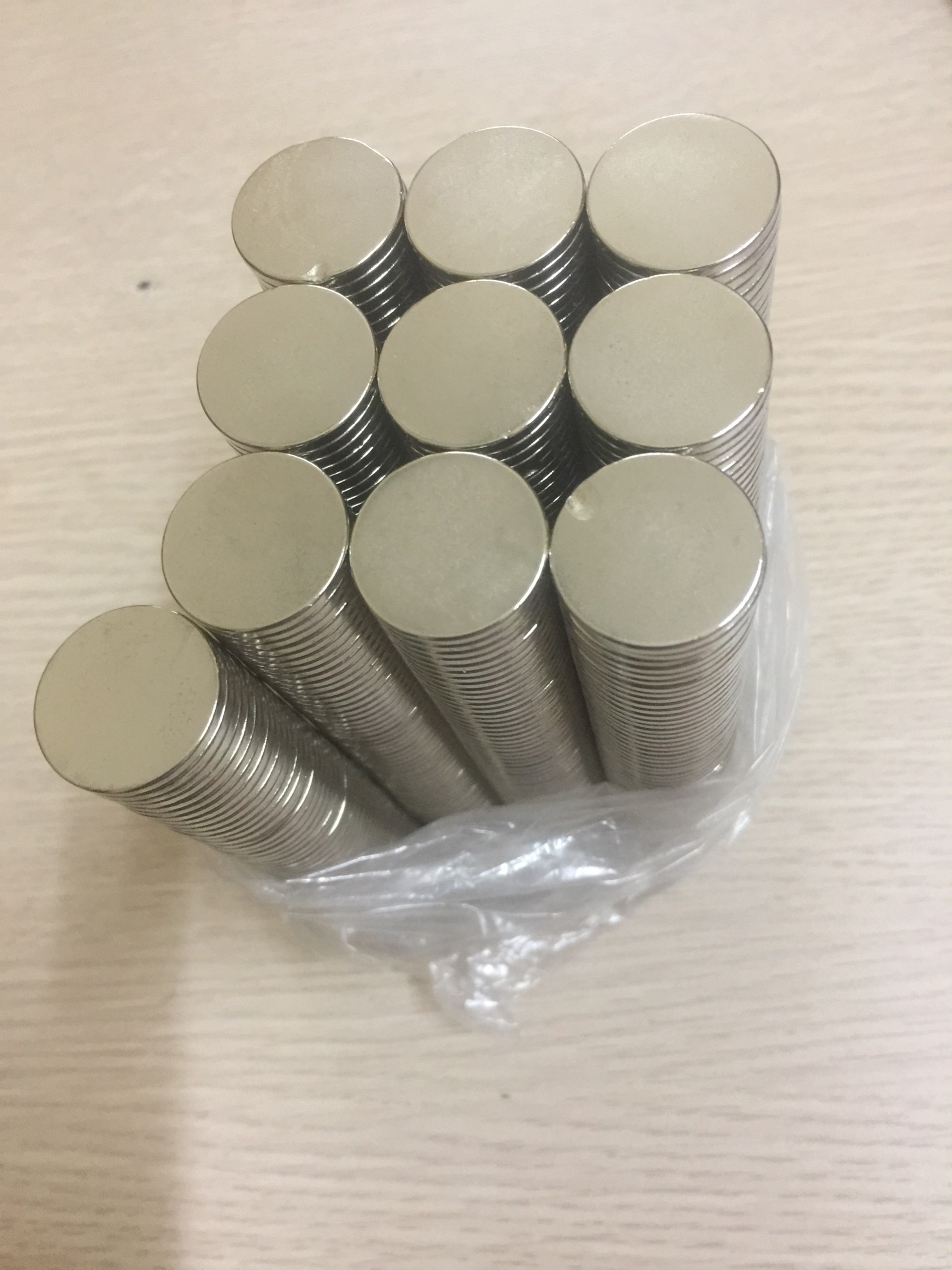 Nam châm viên trắng đất hiếm 20x2mm