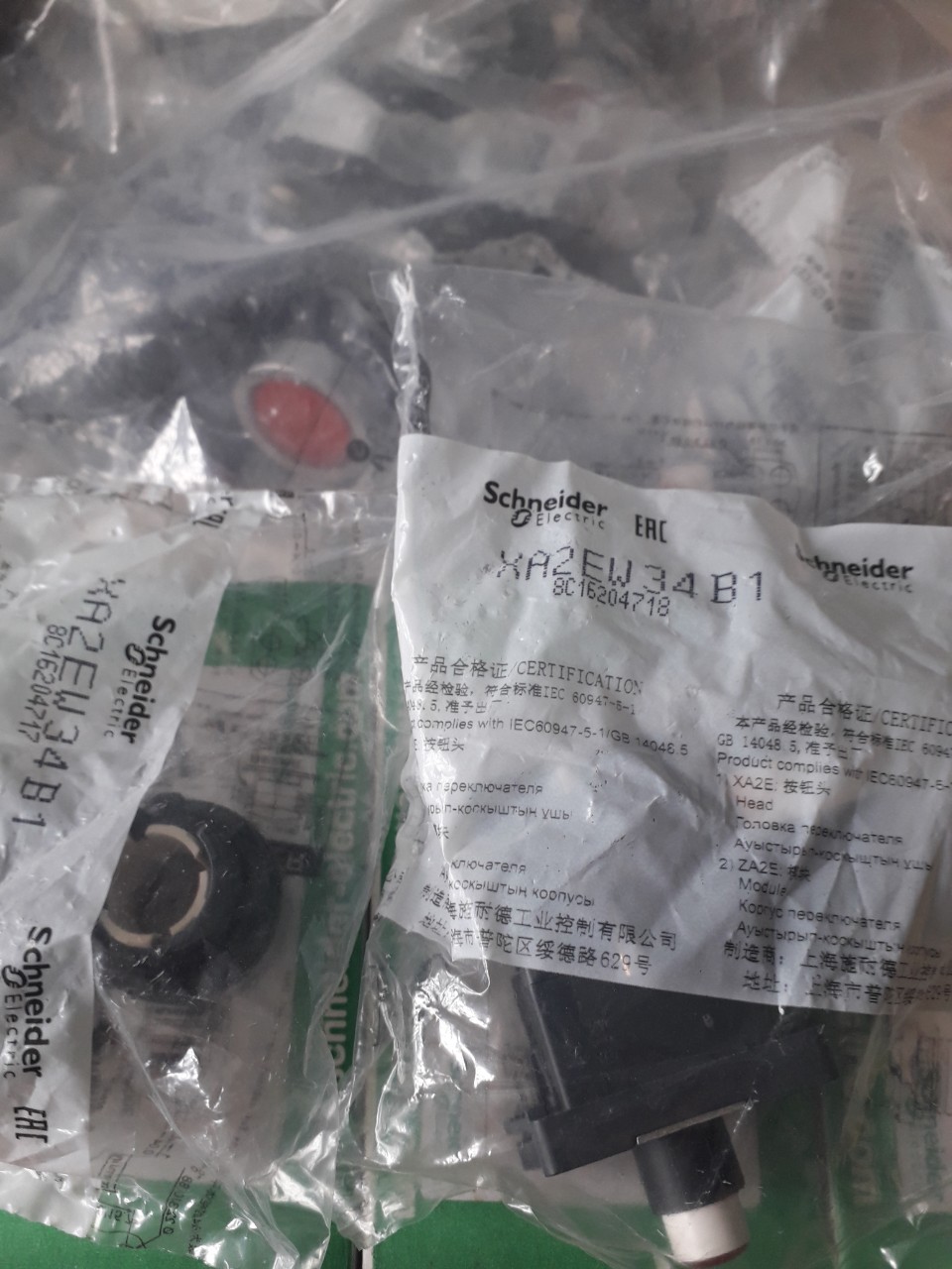 Nút nhấn nhả XA2EA31 Schneider phi 22 1NO màu xanh