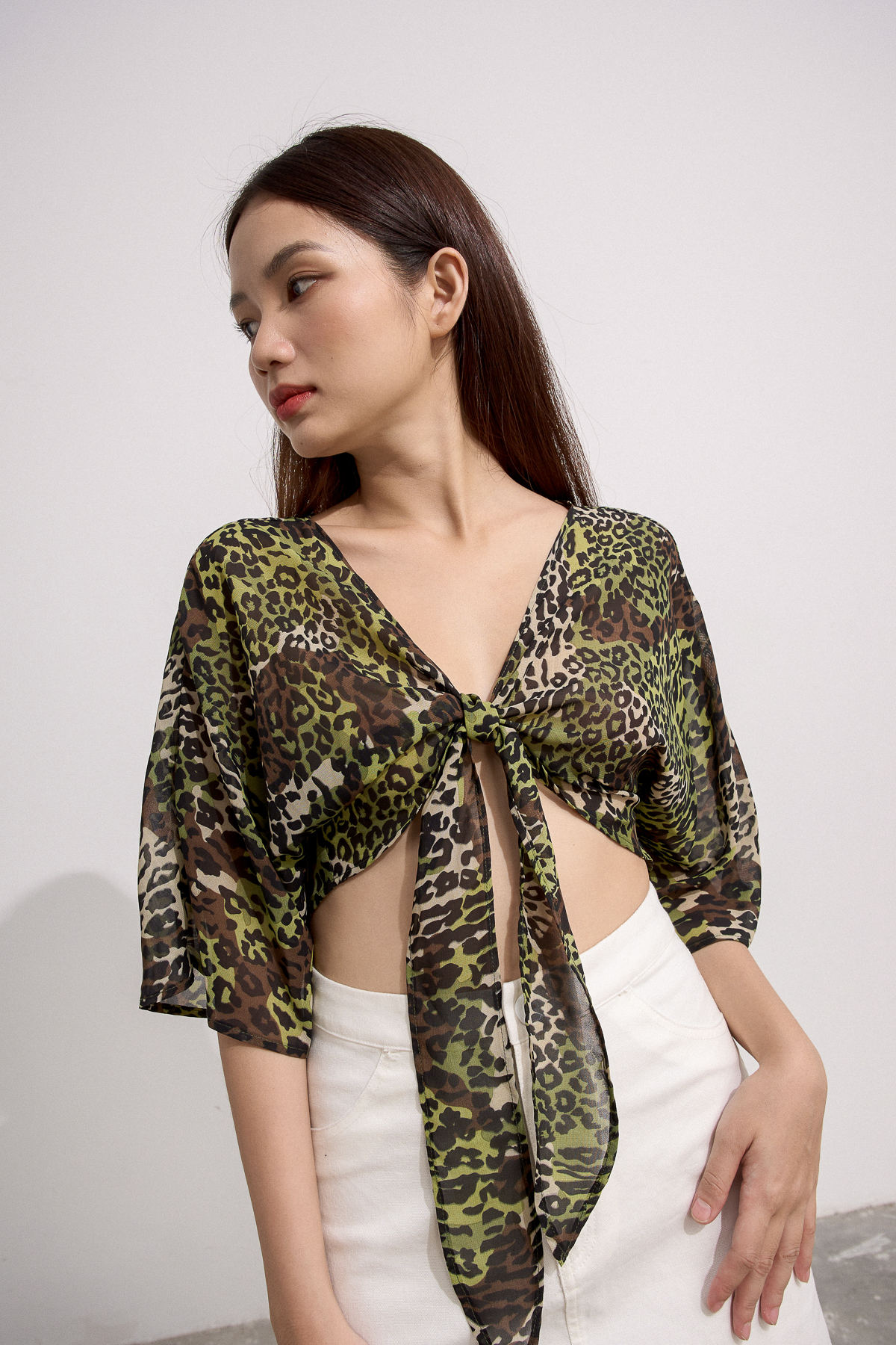 Áo Maybi croptop ôm voan in họa tiết cột nơ trước