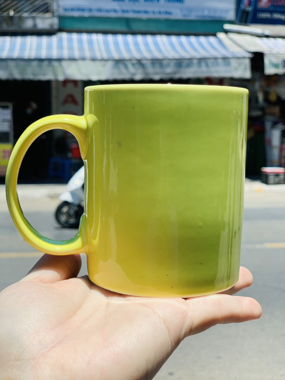 Cốc sứ có quai dáng trụ nhiều màu