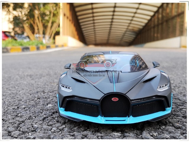 Xe mô hình Bugatti Divo, TL 1:24