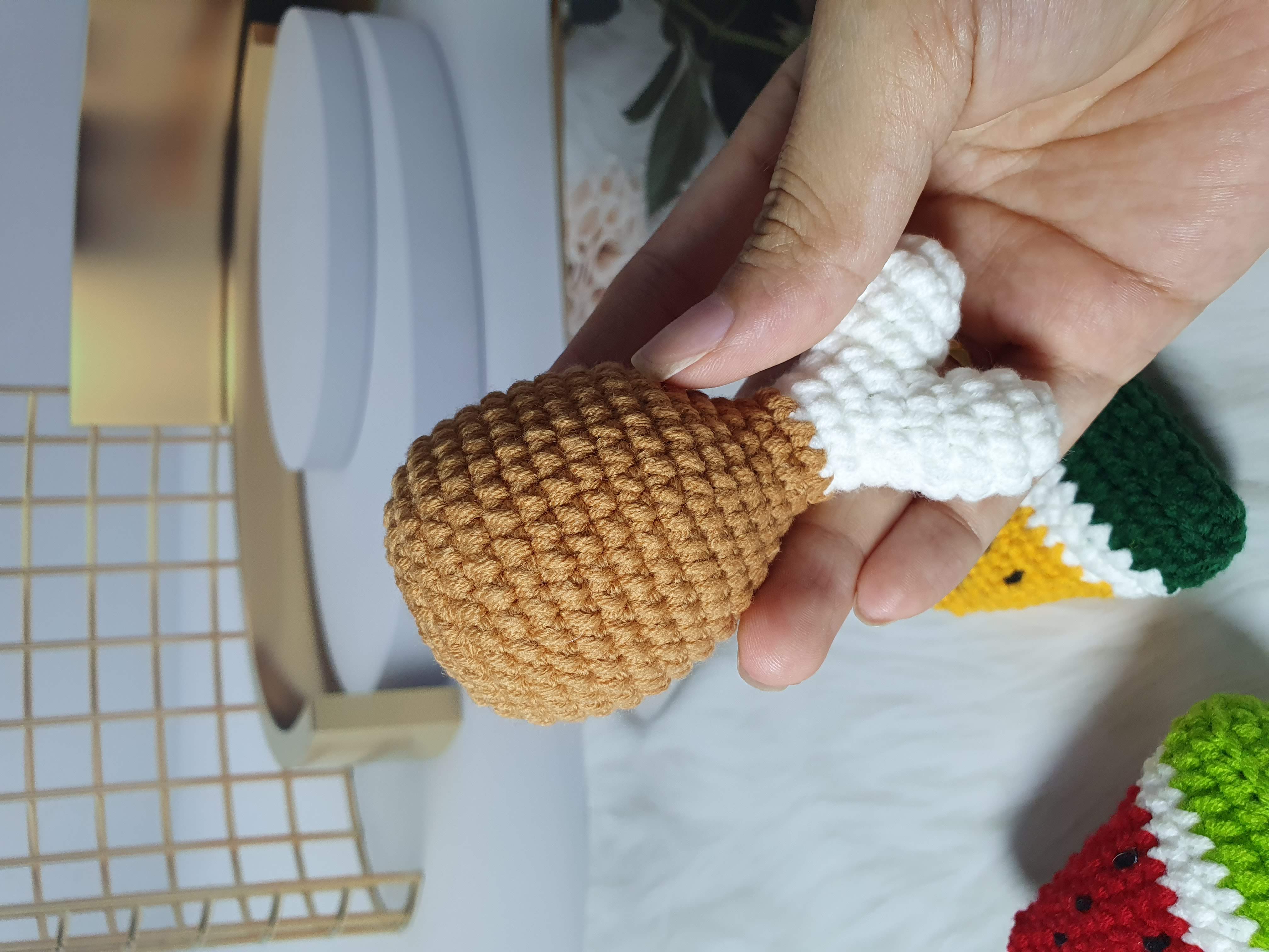 Móc khóa đùi gà bằng len