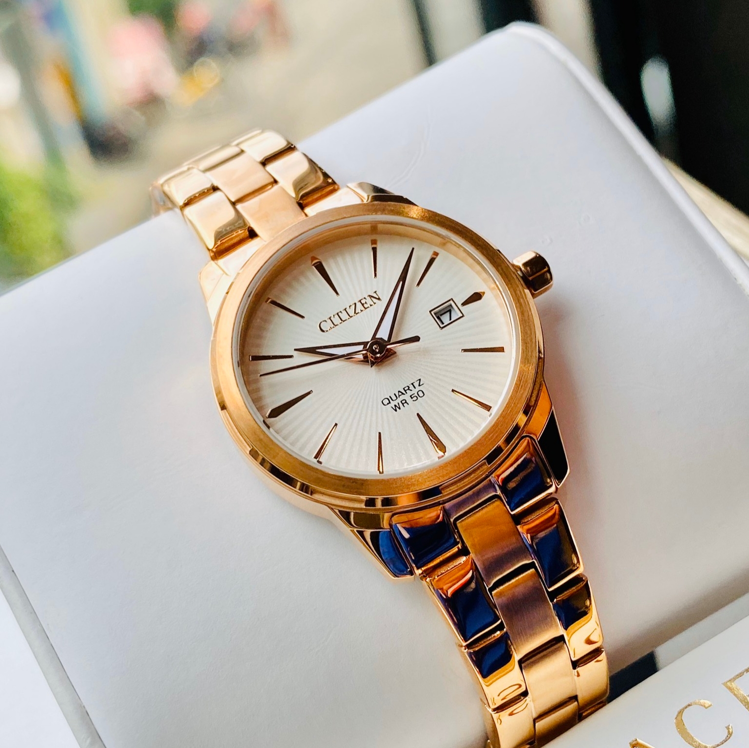 Đồng hồ Nữ Citizen EU6073-53A Vàng hồng,Mặt trắng,Kim dạ quang,Lịch ngày-Máy Pin Quartz-Dây kim loại thép không gỉ cao cấp-Size 28mm