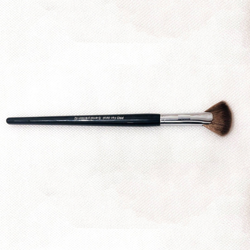 Cọ Trang Điểm Đánh Highlight MAGA PRO Fan Highlight Brush 62