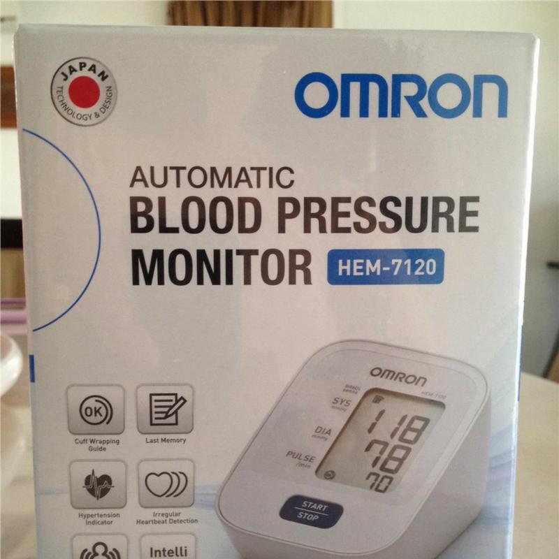 Máy đo huyết áp bắp tay Omron Hem 7120