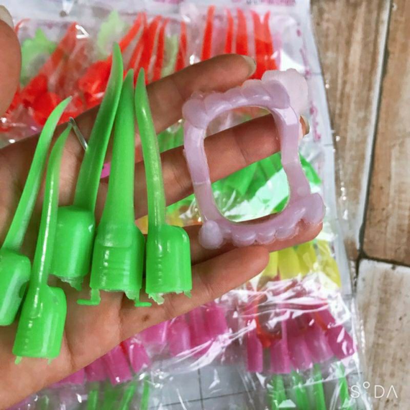 Vỉ 20 Bộ Móng Và Răng Nanh Giả ( Sỉ Đồ Trẻ Em)