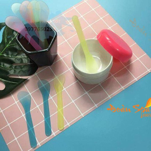 Que nhựa trong Spa combo 50c