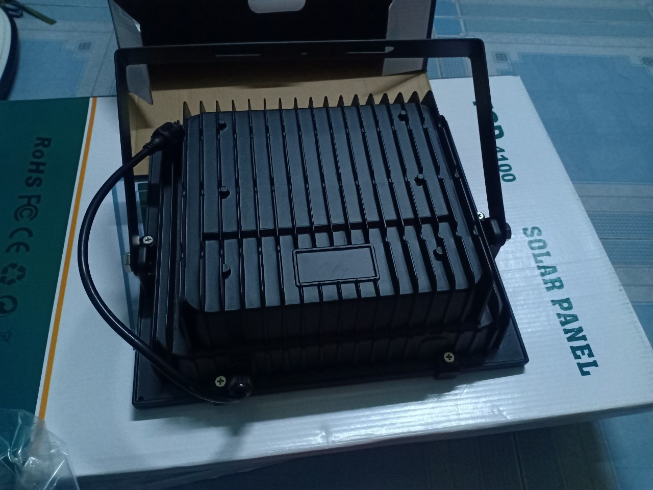 Đèn pha năng lượng mặt trời 100W