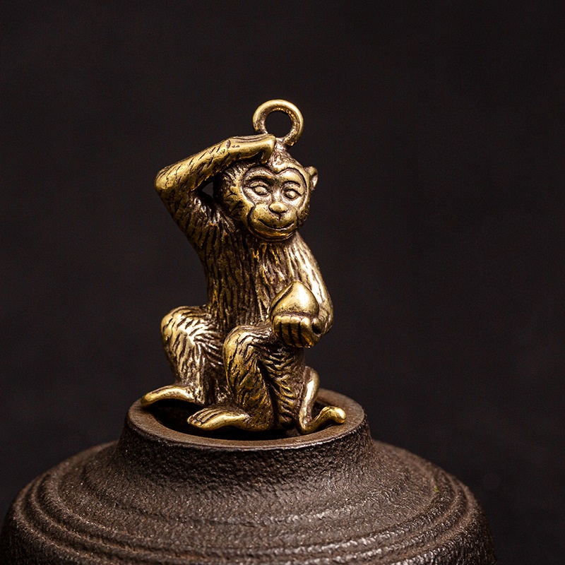 [HCM]Tượng Trưng Bày Phong Thủy Trang Trí Bằng Đồng Hình Khỉ Trộm Đào (Kích cỡ: 3.4 x 1.8cm)