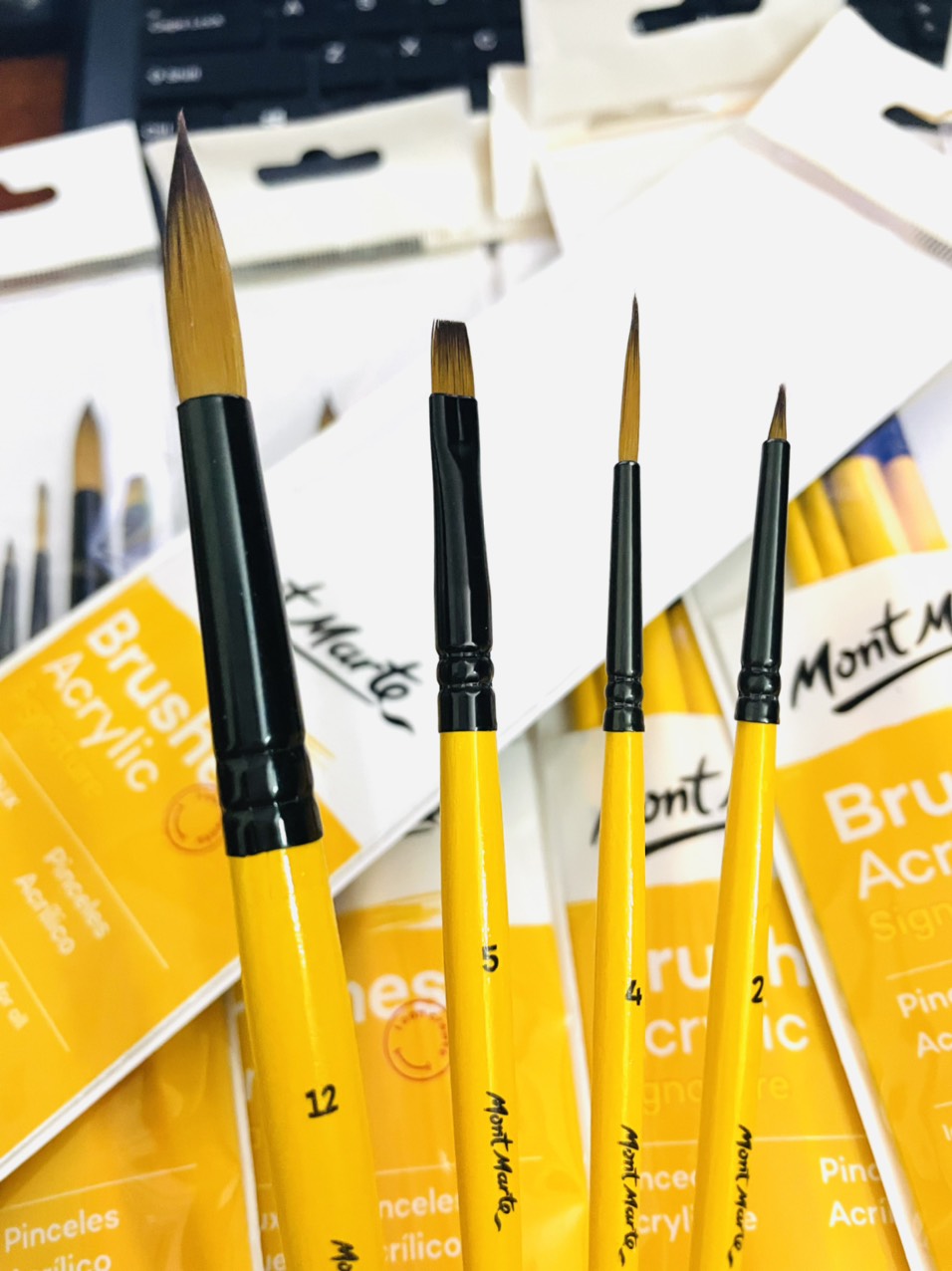 Bộ 4 cọ vẽ Acrylic Mont Marte Màu vàng