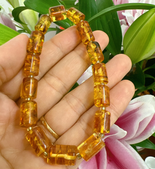 - vòng tay lu thống phong thủy đá hổ phách 7-8ly màu vàng cam dkt-silver,hàng thực tế,bao đẹp.
