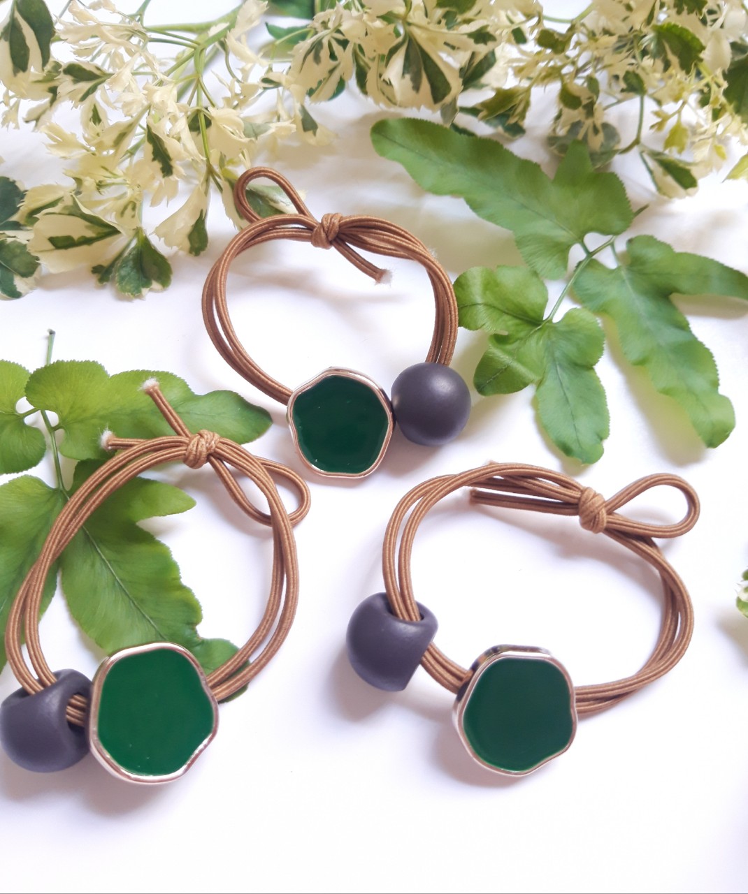 Cột tóc thời trang phong cách Hàn Quốc.